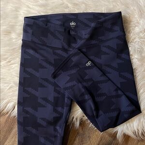 Alo Yoga Airbrush Cropped Legging In Navy Blue Houndstooth Size L